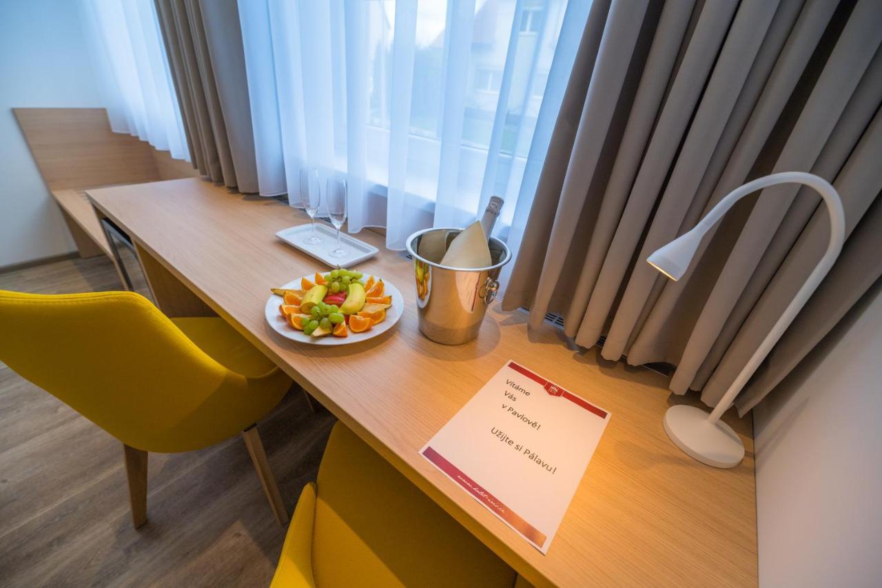 Wellness Hotel Iris Pavlov Exteriör bild