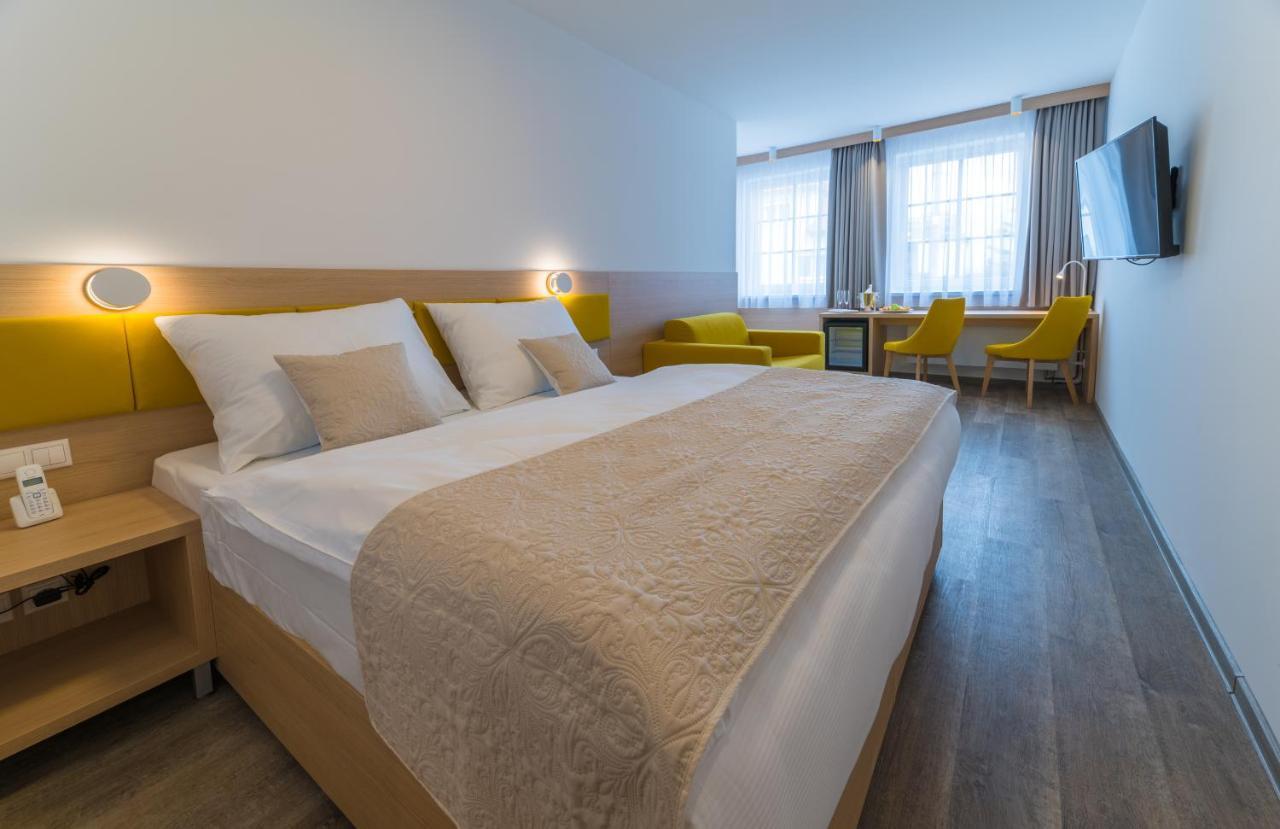 Wellness Hotel Iris Pavlov Exteriör bild