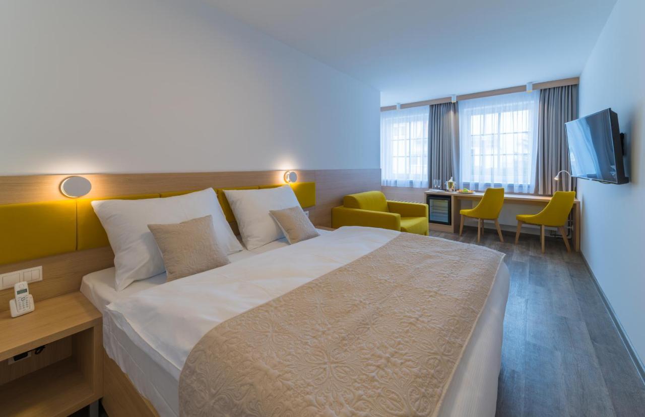 Wellness Hotel Iris Pavlov Exteriör bild