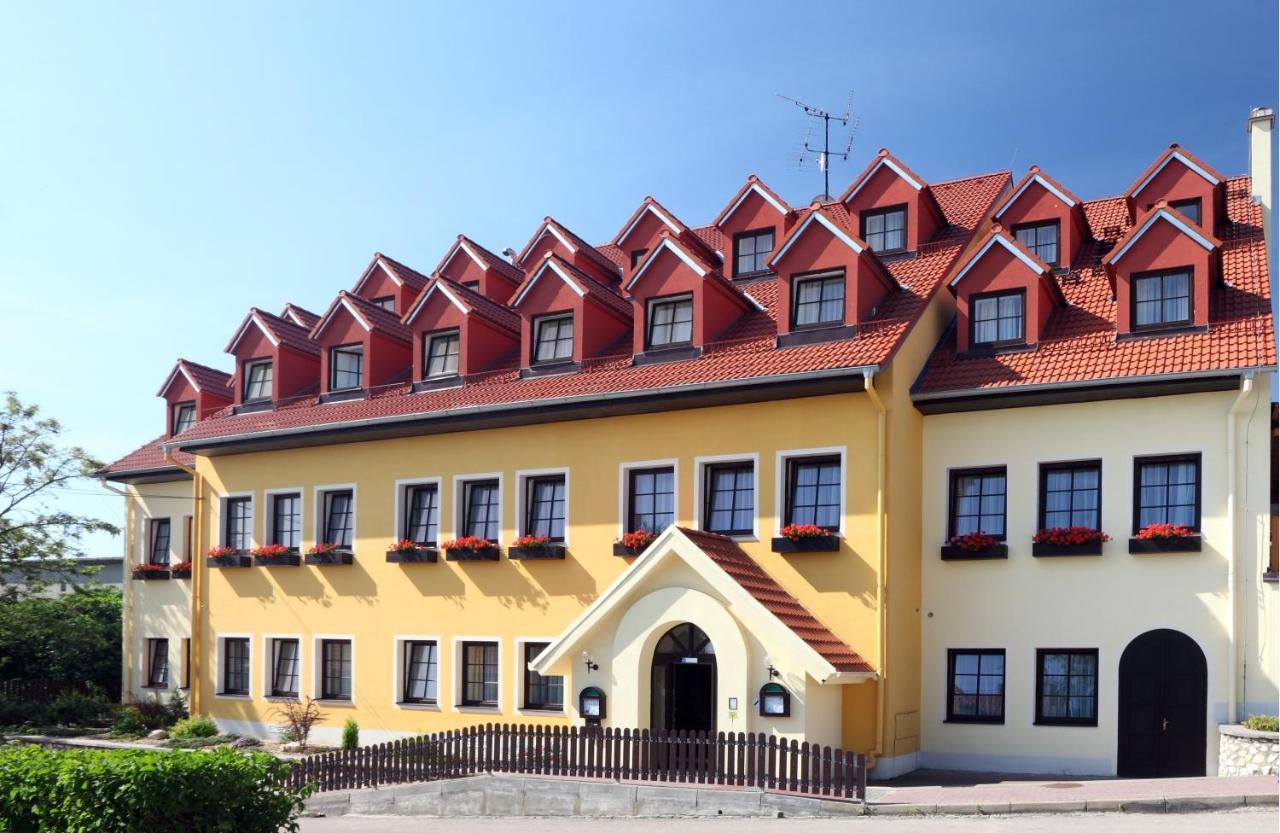 Wellness Hotel Iris Pavlov Exteriör bild