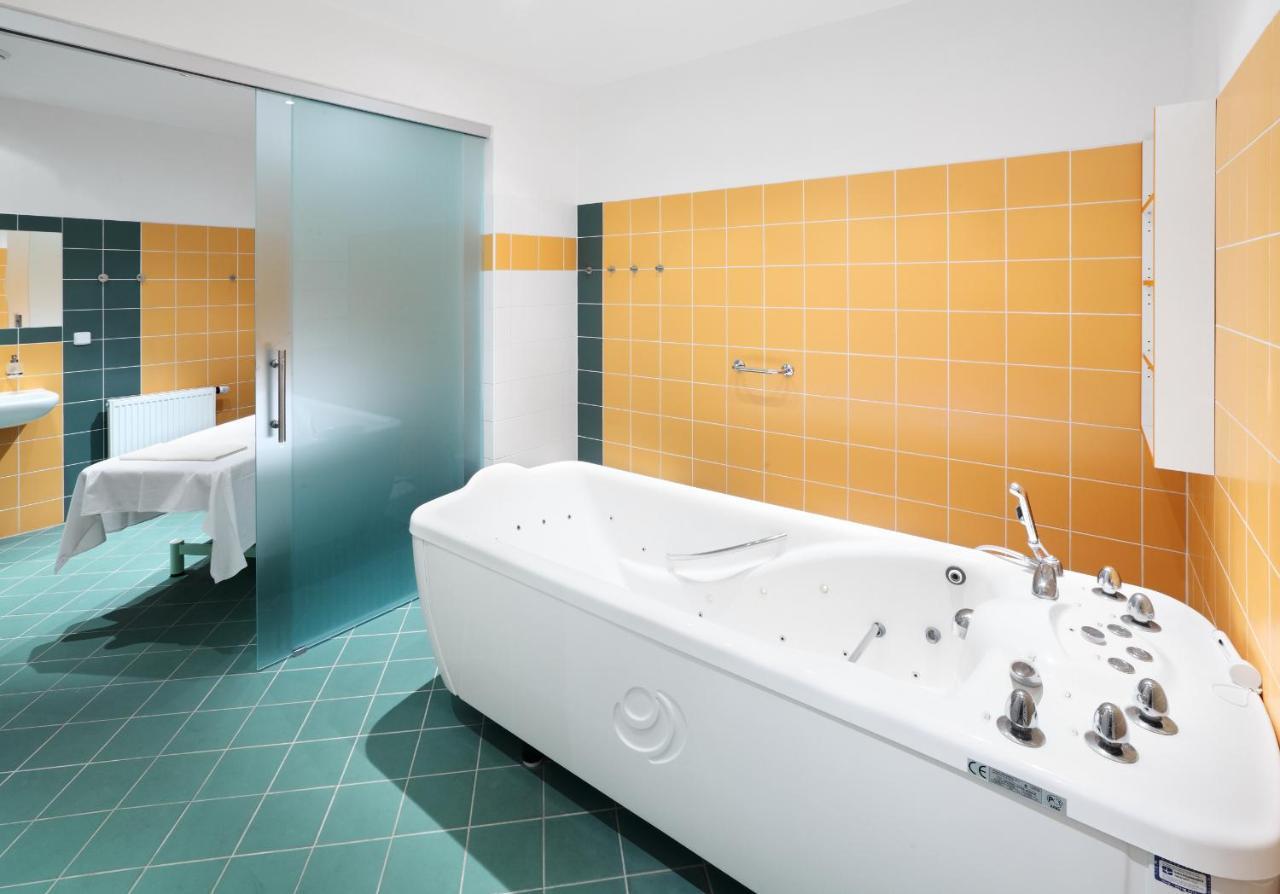 Wellness Hotel Iris Pavlov Exteriör bild