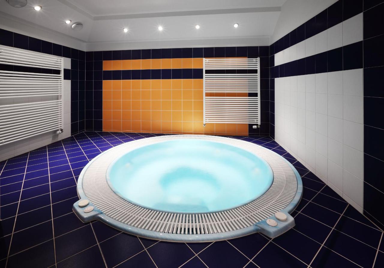 Wellness Hotel Iris Pavlov Exteriör bild