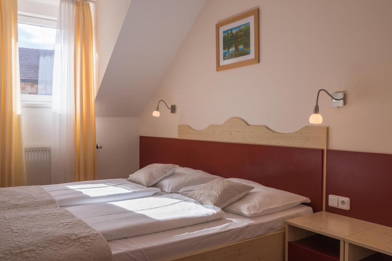 Wellness Hotel Iris Pavlov Exteriör bild