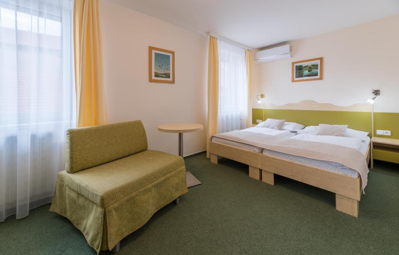 Wellness Hotel Iris Pavlov Exteriör bild