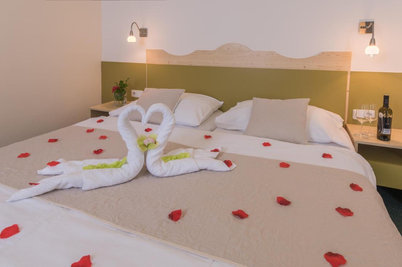 Wellness Hotel Iris Pavlov Exteriör bild