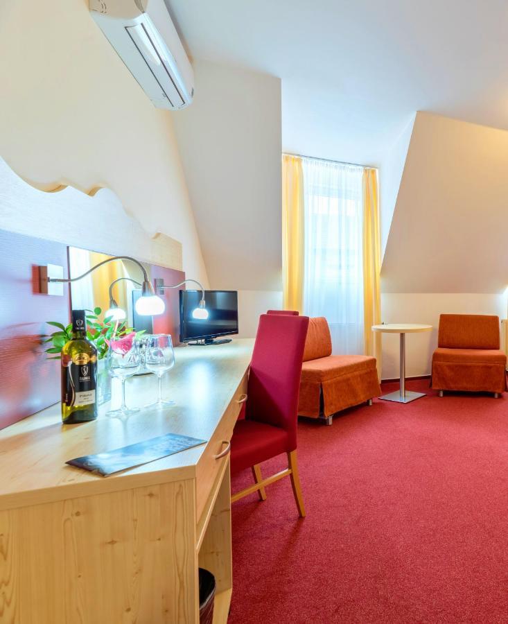 Wellness Hotel Iris Pavlov Exteriör bild